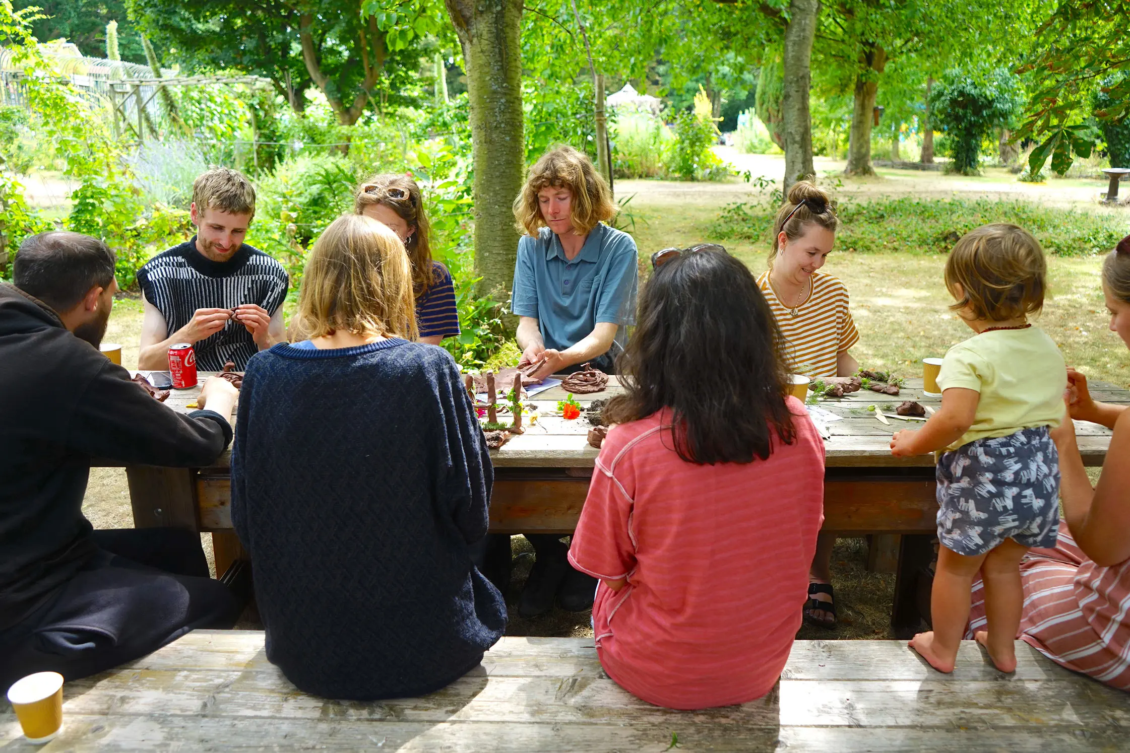 Garden workshop at a long table