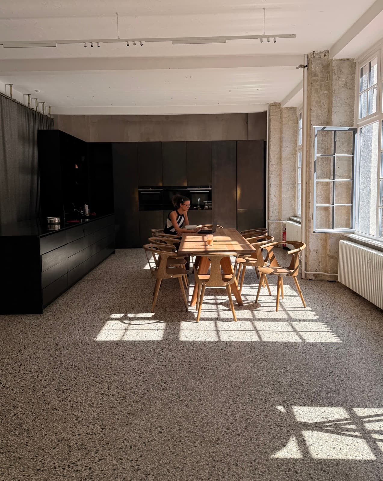 G02, kitchen and communal table