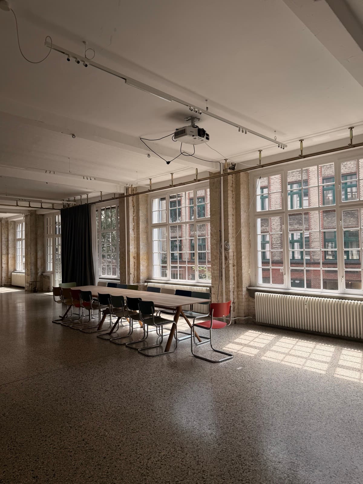 G02, long table with projector